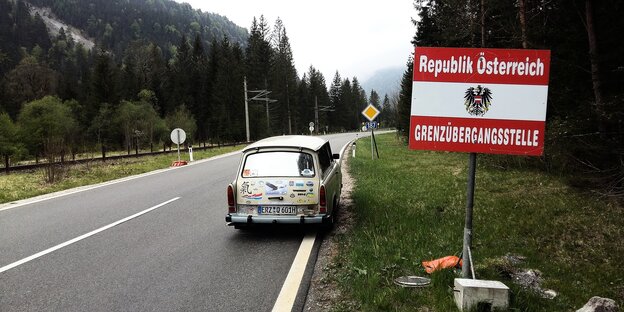 Trabant mit Aufklebern und Grenzschild Österreich