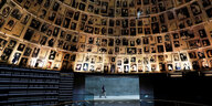Fotogalerie mit Gesichtern von Holocaustopfern in Yad Vashem.