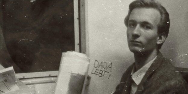 Tobias Gruben in den Achtzigern im Zug, zu sehen das Graffiti "Dada lebt"