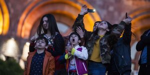 Jubelnde Kinder in Yerevan
