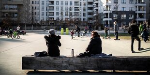 Menschen genießen frische Luft im Gleisdreieckpark