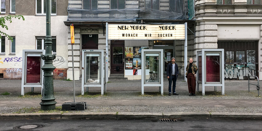 Konrad Mühe und Sonja Schrader vor ihrer Installation