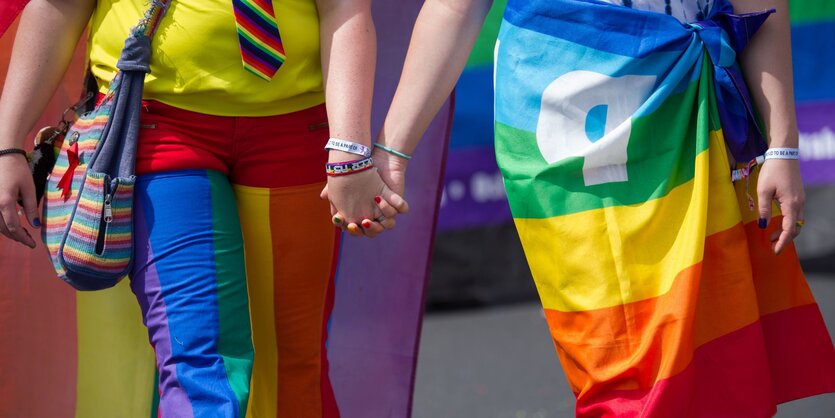 Händehalten in Regenbogenfarbenklediung