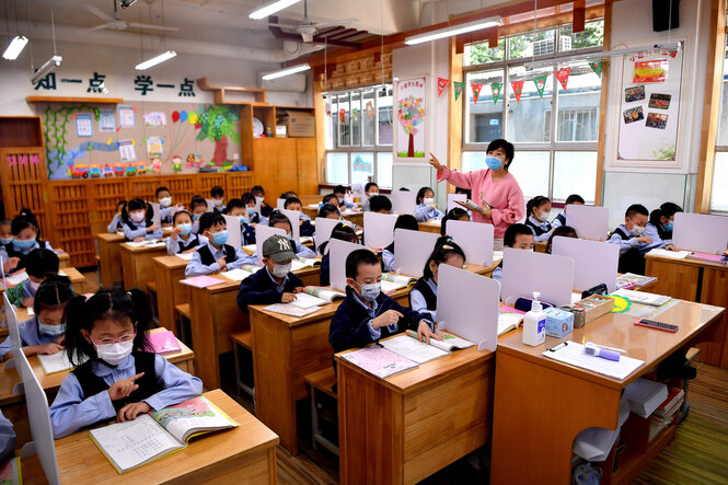 chinesische Schüler sitzen eng beisammen