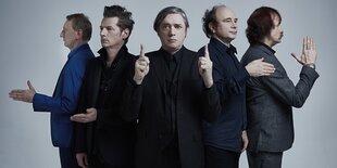 Blixa Bargeld und die anderen Neubauten posieren in den charakteristischen Anzügen