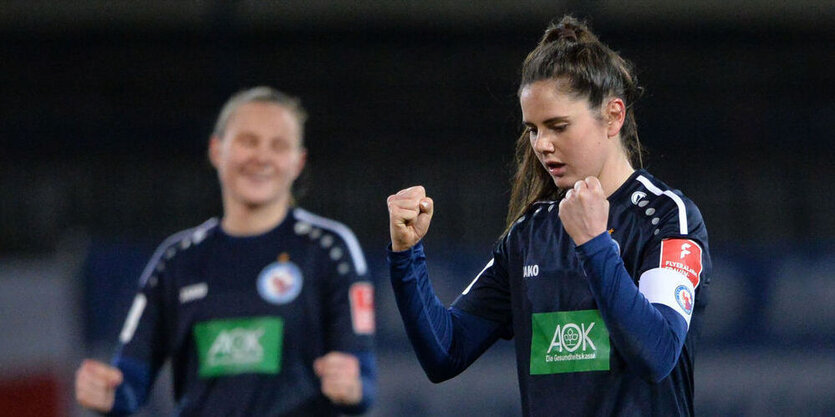 Sarah Zadrazil ist gegen Wolfsburg für Turbine Potsdam am Ball