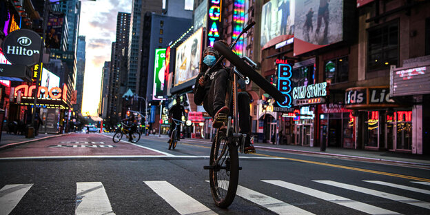 BMX Fahrer auf gesperrter Straße in Corona Zeiten, New York