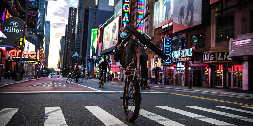 BMX Fahrer auf gesperrter Straße in Corona Zeiten, New York