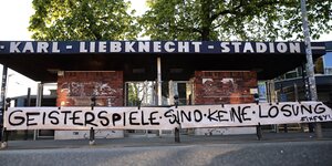 Ein Transparent mit der Aufschrift Geisterspiele sind keine Lösung hängt am Eingang des Karl-Liebknecht-Stadion in Potsdam-Babelsberg