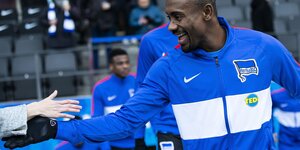 Salomon Kalou im Trikot von Hertha BSC klatscht eine Hand ab