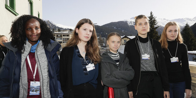 Fünf Aktivistinnen vor einer Bergkulisse