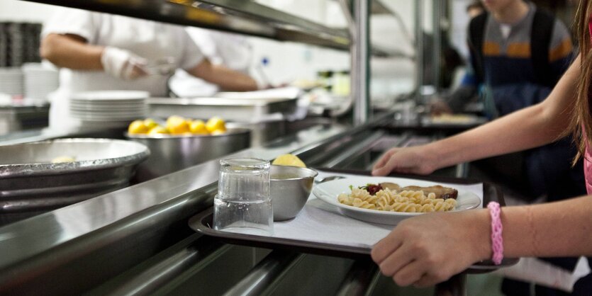 Ein Kantinenessen an einer Schule wird ausgegeben