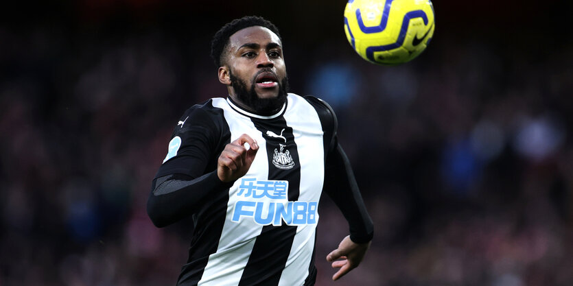 Danny Rose auf dem Spielfeld mit einem fliegenden Ball