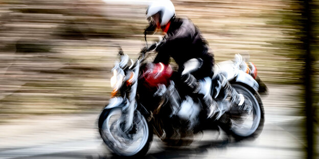 Ein Motorradfaherer unterwegs - Bewegungsunschärfe