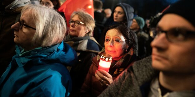 Teilnehmer gedenken der in Hanau getöteten Menschen bei einer Mahnwache am Brandenburger Tor