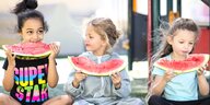 Drei Kinder sitzen zusammen und essen Melone