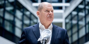 Olaf Scholz vor einem Mikrofon