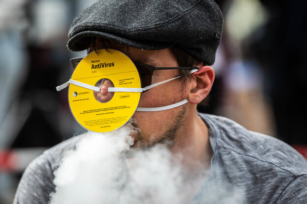 Mann mit Scheibe vor dem Gesicht Mann mit Scheibe vor dem Gesicht
