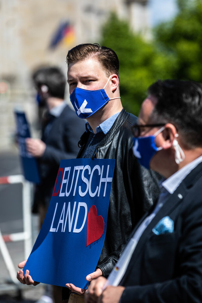 Mann mit Deutschland-T-Shirt