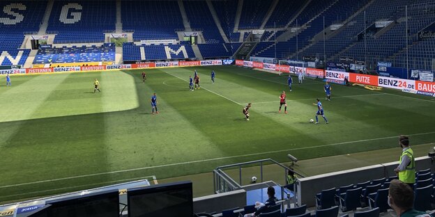 Fußballer spielen in einem leeren Stadion