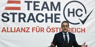 Strache vor Schriftzug "Team Strache"