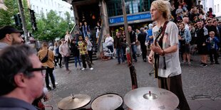 eine Musikgruppe spielt unter der U-Bahn in Berlin