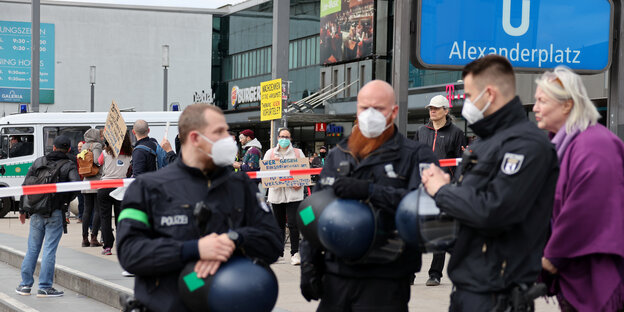 Polizisten stehen am Alexanderplatz