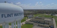 Blick auf einen Wasserturm in Flint