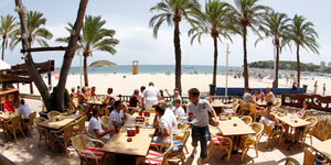 Ein voll besetztes Strandlokal in Mallorca