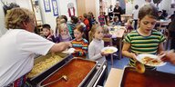 Essensausgabe in einer Schule