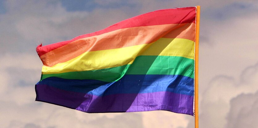 Regenbogenflagge weht auf dem CSD in Frankfurt