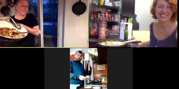 Ein dreigteilter Videochat-Screen, zwei Frauen und ein Mann stehen jeweils in ihrer Küche