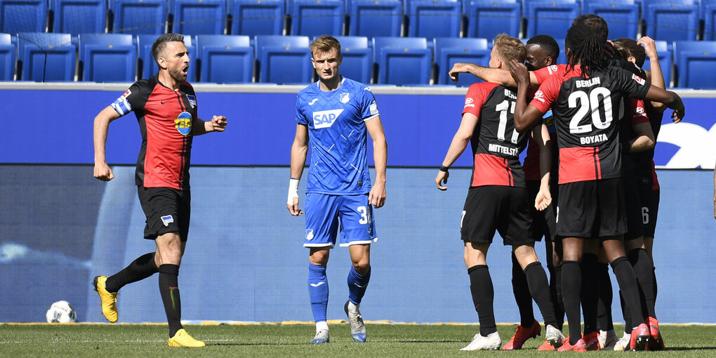 Fußballer feiern einen Treffer