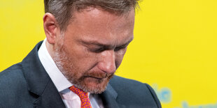 Christian Lindner guckt nach unten