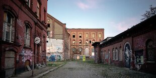 Alte Gemäuer, Verfall, Grafitties und Birken, die aus Fugen wachsen: das Gelände einer alten leerstehenden Brauerei in Friedrichshain