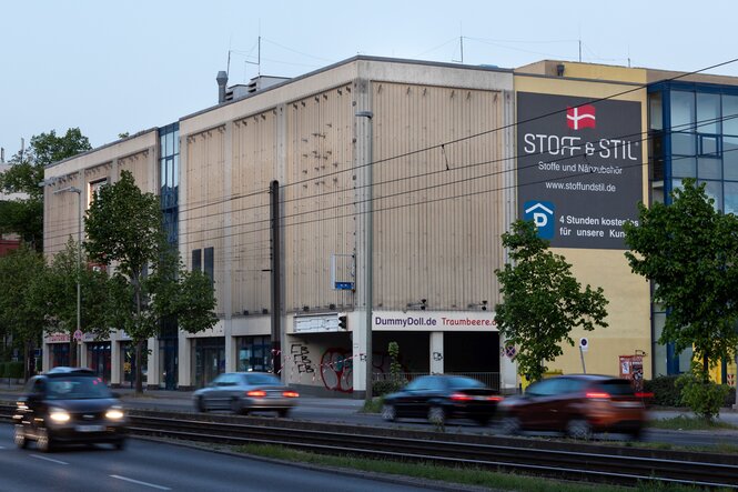 Ein ehemaliges Großraumkino an der Landsberger Allee von außen - drinnen laufen die Entkernungsarbeiten für den Abriss