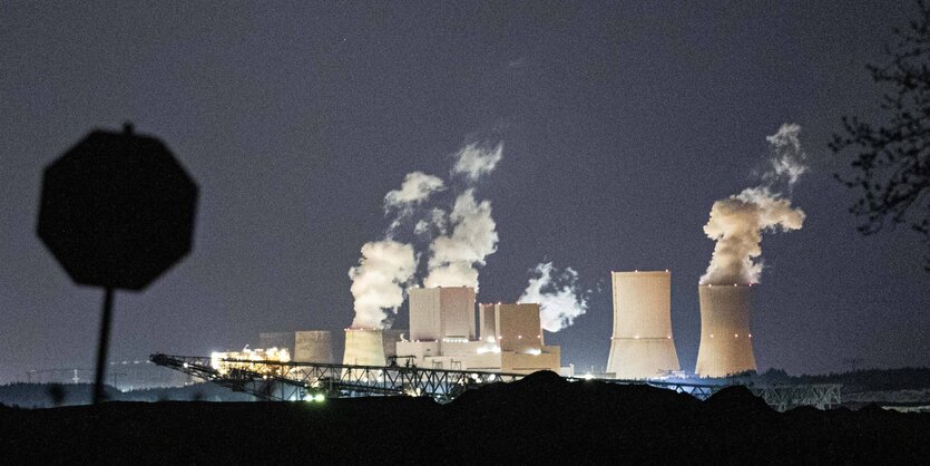 Das Kohlekraftwerk Boxberg in Brandenburg raucht