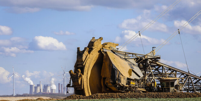 Schaufelradbagger im RWE Braunkohletagebau Garzweiler baggert an der Abrisskante bei Keyenberg