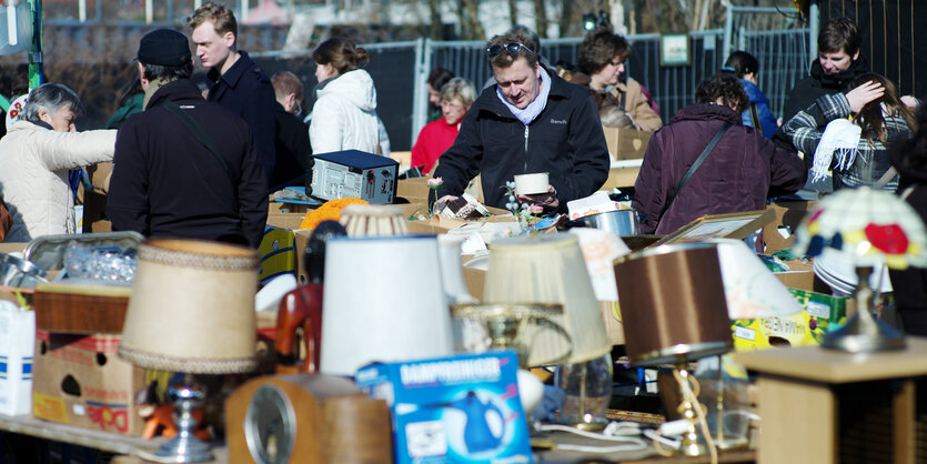 Alte Schallplatten und vieles andere: ein Mann besucht einen Stand auf dem Flohmarkt im Berliner Mauerpark - ein Archivfoto