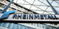 Das Firmenschild am Eingangsportal von Rheinmetall