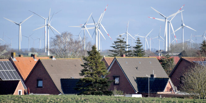 Windräder hinter Wohnhäusern