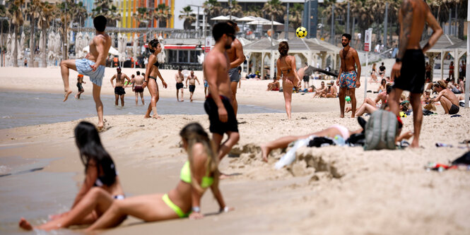 der gut besuchte Strand von Tel Aviv