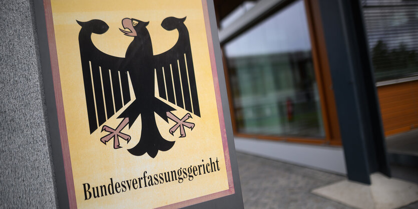 Ein Hinweisschild mit dem Bundesadler und dem Schriftzug "Bundesverfassungsgericht"