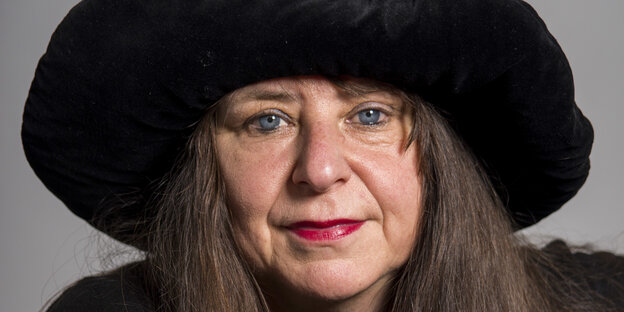 Schriftstellerin Annett Gröschner im Porträt mit einem großen Hut