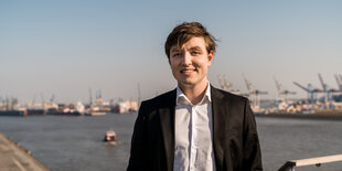 Florian Heinisch vorm Hamburger Hafen