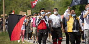 rntehelfer vom Spargelbetrieb Ritter protestieren gegen Missstände, schlechte Bezahlung und die Zustände in ihrer Unterkunft.