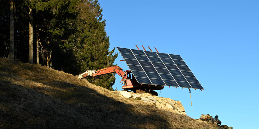 Solarflaeche auf einem ausgedienten Bagger