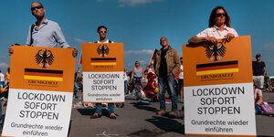 Blick auf die Demonstration gegen die Corona-Beschränkungen in Stuttgart.