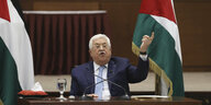 Palästinenserpräsident Mahmoud Abbas gestikuliert hinter einem Rednerpult.