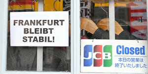 Schaufenster in Frankfurt am Main mit Schild "Frankfurt bleibt stabil"